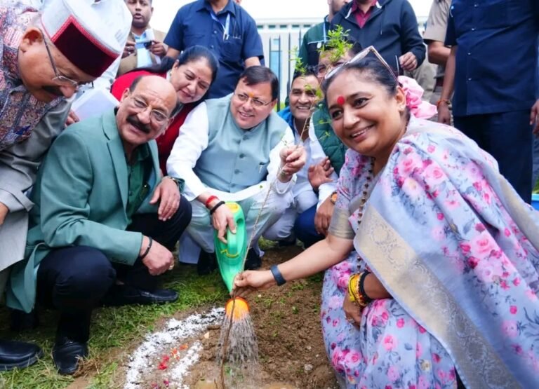 सीएम धामी और विधानसभा अध्यक्ष ऋतु खंडूरी ने गैरसैंण में किया पौधा रोपण।